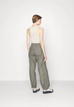 Holzweiler MANDEL TROUSERS - Stoffhose - Army -Angebote Stil Tage Store 0a3fcfd8d4e7433e809c99a3e247d86a