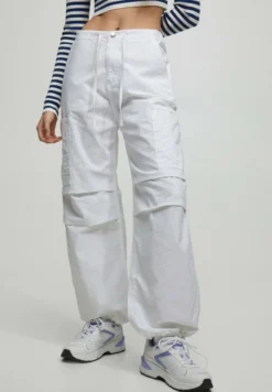 PULL & BEAR PARACHUTE WITH POCKETS - Stoffhose - White