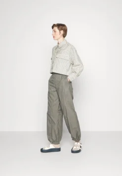 Holzweiler MANDEL TROUSERS - Stoffhose - Army -Angebote Stil Tage Store 144b894d43b9414d828949936e2ea659