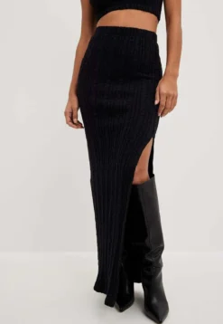 NA-KD STRUKTURIERTER MIT SCHLITZDETAIL - Maxirock - Black -Angebote Stil Tage Store 181c0a44e079422d8f6b343564955e62 1