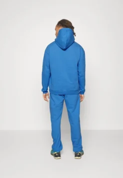 Pinqponq UNISEX - Jogginghose - Cornflower Blue -Angebote Stil Tage Store 1dc880535b3249a4a79623cd44d98db9