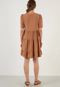 LELA LOOSE FIT - Freizeitkleid - Light Brown 8 LELA LOOSE FIT - Freizeitkleid - Light Brown -Angebote Stil Tage Store 20646a48064f49ca865bf4378990afee