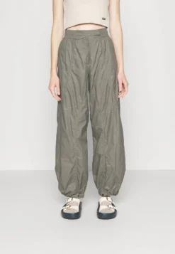 Holzweiler MANDEL TROUSERS - Stoffhose - Army -Angebote Stil Tage Store 26262389038643148945f80683907e8d