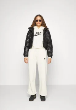 Nike Sportswear CLUB PANT WIDE - Jogginghose - Coconut Milk -Angebote Stil Tage Store 2b65f633dea54ec3b41995a25e9c598b