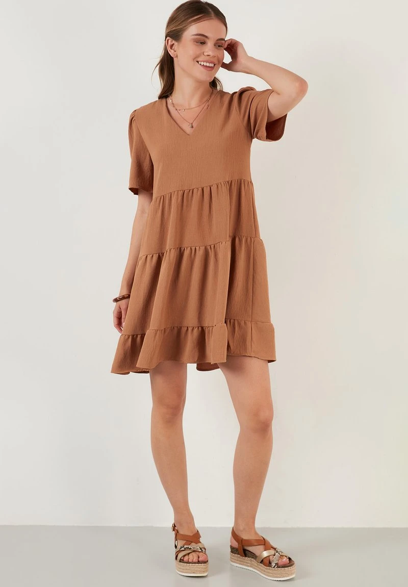 LELA LOOSE FIT - Freizeitkleid - Light Brown 2 LELA LOOSE FIT - Freizeitkleid - Light Brown - Image 2