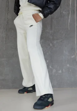 Nike Sportswear CLUB PANT WIDE - Jogginghose - Coconut Milk