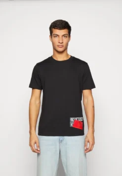 Calvin Klein Jeans DISRUPTED BOX URBAN TEE UNISEX - T-Shirt Print - Black -Angebote Stil Tage Store 3e96679b3cd9486fae948b22ab6e29e9