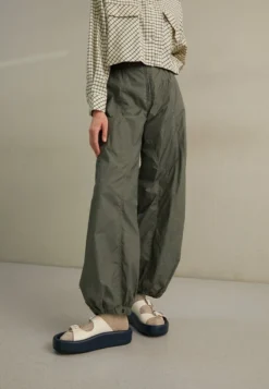 Holzweiler MANDEL TROUSERS - Stoffhose - Army