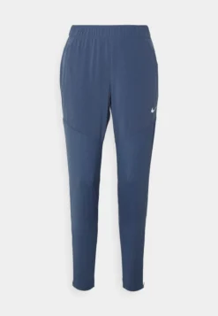 Nike Performance ESSENTIAL PANT - Jogginghose - Diffused Blue/silver 11 Nike Performance ESSENTIAL PANT - Jogginghose - Diffused Blue/silver -Angebote Stil Tage Store 68e9e5c27b8a4bf0a70cefe42da0b708