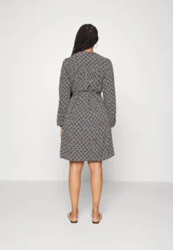 ONLY CARMAKOMA Freizeitkleid - Black/geometric Cloud Dancer -Angebote Stil Tage Store 738b04df9be9431f9b49623d42990f6f