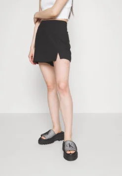 Pieces Petite PCKATRINE HW SKORT BC PTT - Shorts - Black