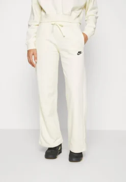 Nike Sportswear CLUB PANT WIDE - Jogginghose - Coconut Milk -Angebote Stil Tage Store e728907bee0a4a299b9d817cbc9b6f42